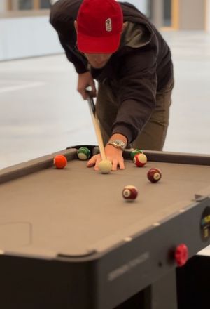 <p>Homme jouant au billard.</p>